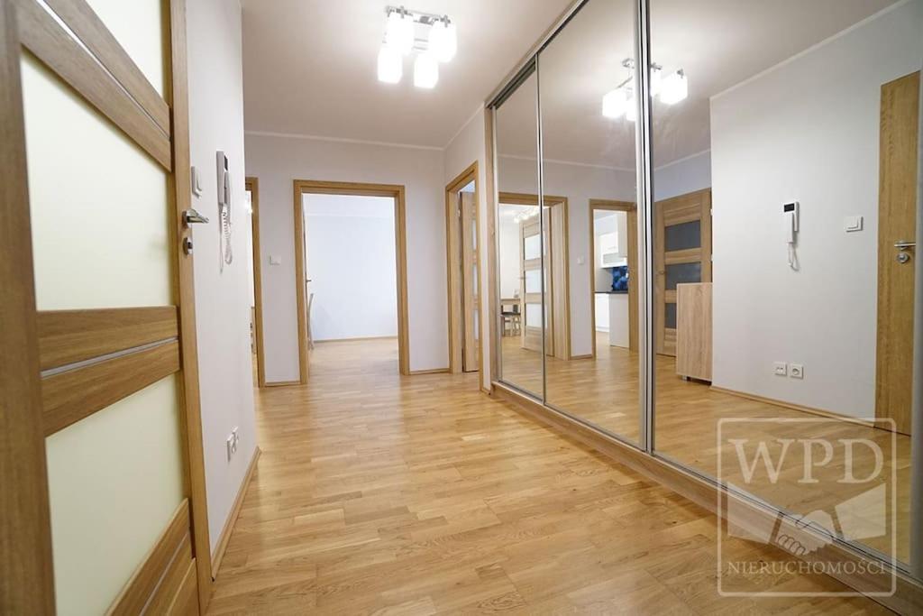 Big Apartment - Old Town - 3 Rooms - Private Parking วรอตซวาฟ ภายนอก รูปภาพ
